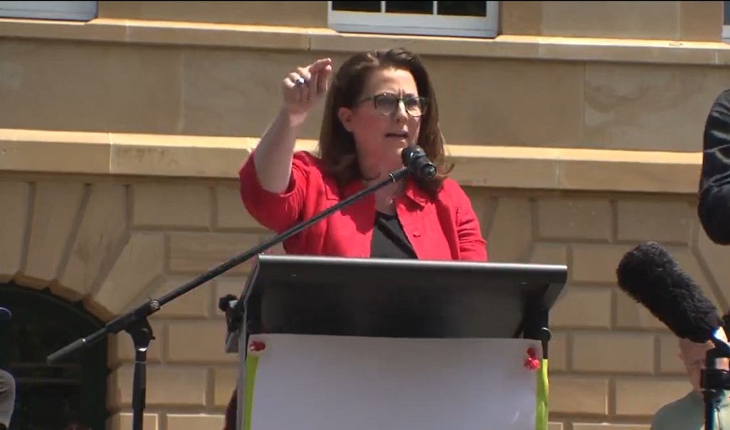 Article-Crowd lashes AFL “bullies”